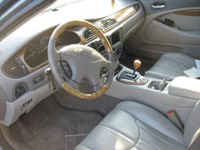 Load image into Gallery viewer, CD AUTO CHANGER Jaguar S Type 2000 00 2001 01 2002 02 03 - MM510112
