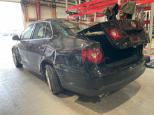 Load image into Gallery viewer, THROTTLE BODY Vw Beetle Jetta Rabbit 05 - 07 - NW509241
