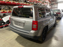Load image into Gallery viewer, Exterior Door Handle Jeep Patriot 2016 - NW522923
