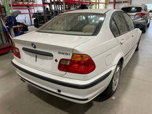 Load image into Gallery viewer, SPEEDOMETER CLUSTER BMW 325i 2001 01 2002 02 2003 03 - NW527909
