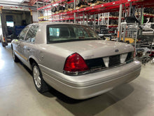 Load image into Gallery viewer, Radio  CROWN VICTORIA 2011 - NW530943
