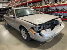 Load image into Gallery viewer, Radio  CROWN VICTORIA 2011 - NW530943
