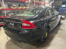 Load image into Gallery viewer, AIR CLEANER BOX Volvo C70 S60 S80 V60 V70 XC60 XC70 2008-2015 - NW577296
